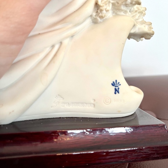 Giuseppe Armani Porcelain Woman and Child Figurine - Picture 6 of 8
